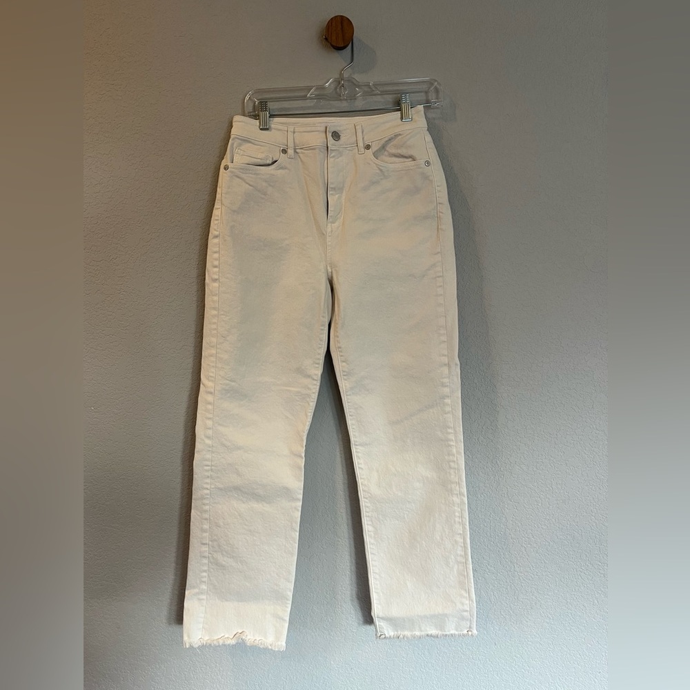Loft. 00/24. Like new. Cream. Frayed ankle.